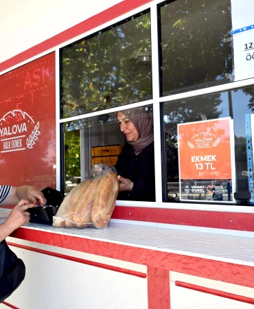Yalova'da "Askıda Ekmek" Dayanışması Büyüyor: Halk Ekmek Noktalarında İyilik Köprüsü 2 Yalova'da "Askıda Ekmek" Dayanışması Büyüyor: Halk Ekmek Noktalarında İyilik Köprüsü