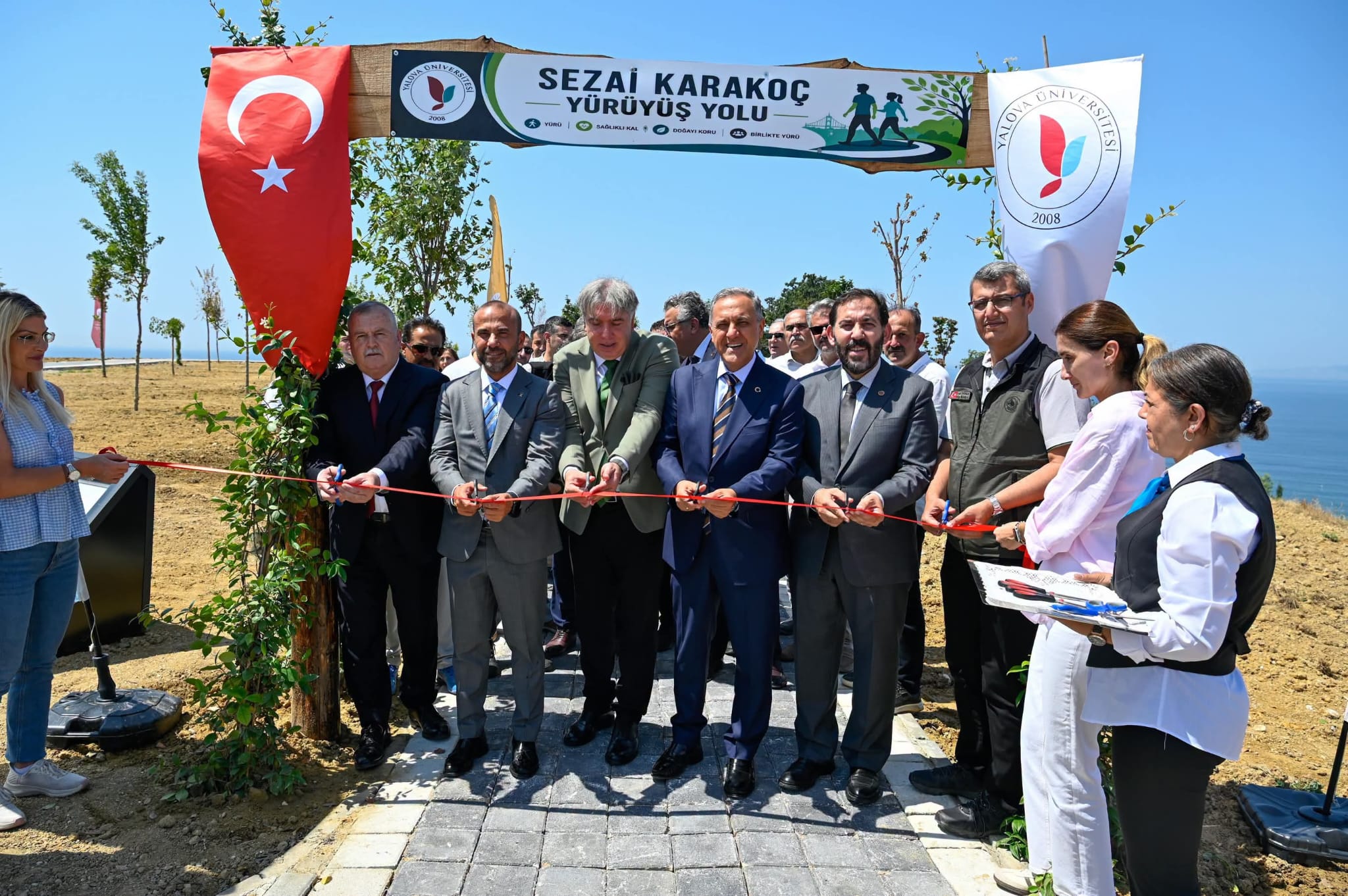 Yalova Üniversitesi’nde Sezai Karakoç Yürüyüş Yolu Hizmete Açıldı: Deniz Manzaralı Yeni Sosyal Yaşam Alanı Öğrencilerle Buluştu