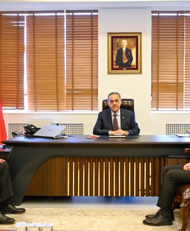 Yalova Valisi Usta, Yeni Milli Emlak Müdürü Özsoy’u Kabul Etti 2 Yalova Valisi Usta, Yeni Milli Emlak Müdürü Özsoy’u Kabul Etti