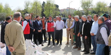 Yalova’da Yağlık Ayçiçeği Üretimi Rekor Kırıyor: 51 Çiftçiye 1.890 Kilogram Tohum Dağıtıldı 5 Yalova’da Yağlık Ayçiçeği Üretimi Rekor Kırıyor: 51 Çiftçiye 1.890 Kilogram Tohum Dağıtıldı