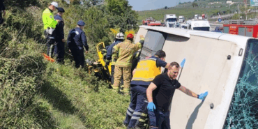 Yalova-Bursa Karayolu'nda Feci Kaza: Yolcu Otobüsü Devrildi, 1 Ölü, 2 Yaralı 40 Yalova-Bursa Karayolu'nda Feci Kaza: Yolcu Otobüsü Devrildi, 1 Ölü, 2 Yaralı