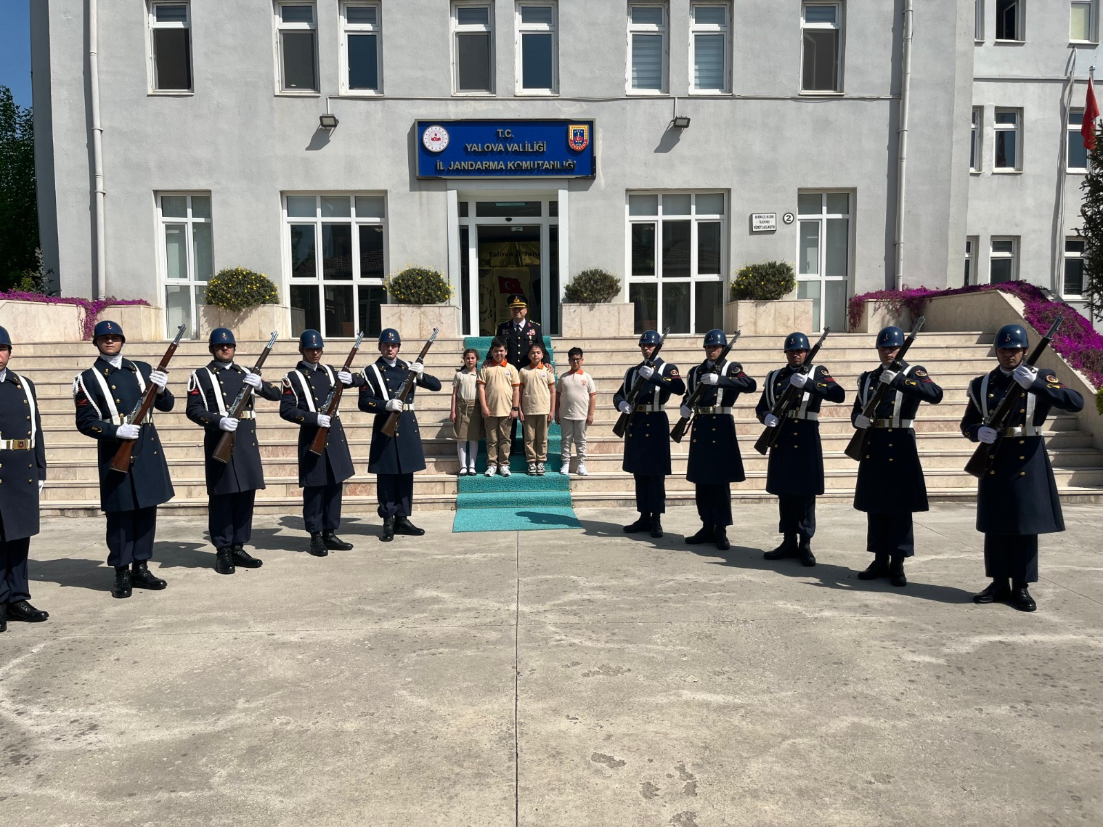 23 Nisan Coşkusu Yalova'da Makam Ziyaretleriyle Taçlandı