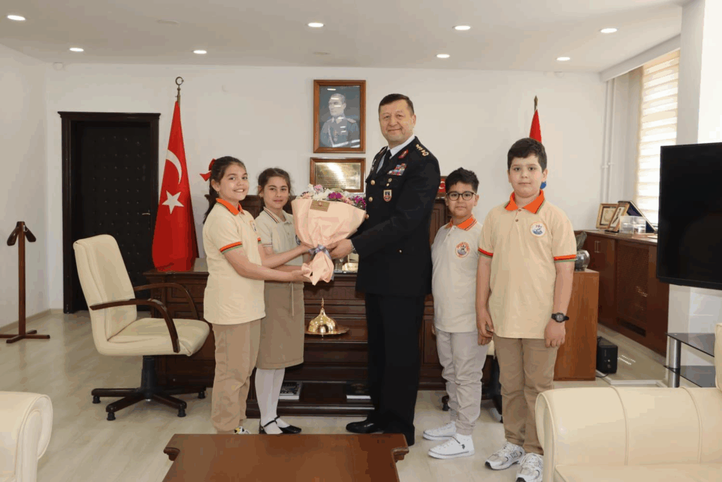 Yalova’da 23 Nisan Coşkusu: Minik Komutanlar İl Jandarma Komutanlığını Devraldı