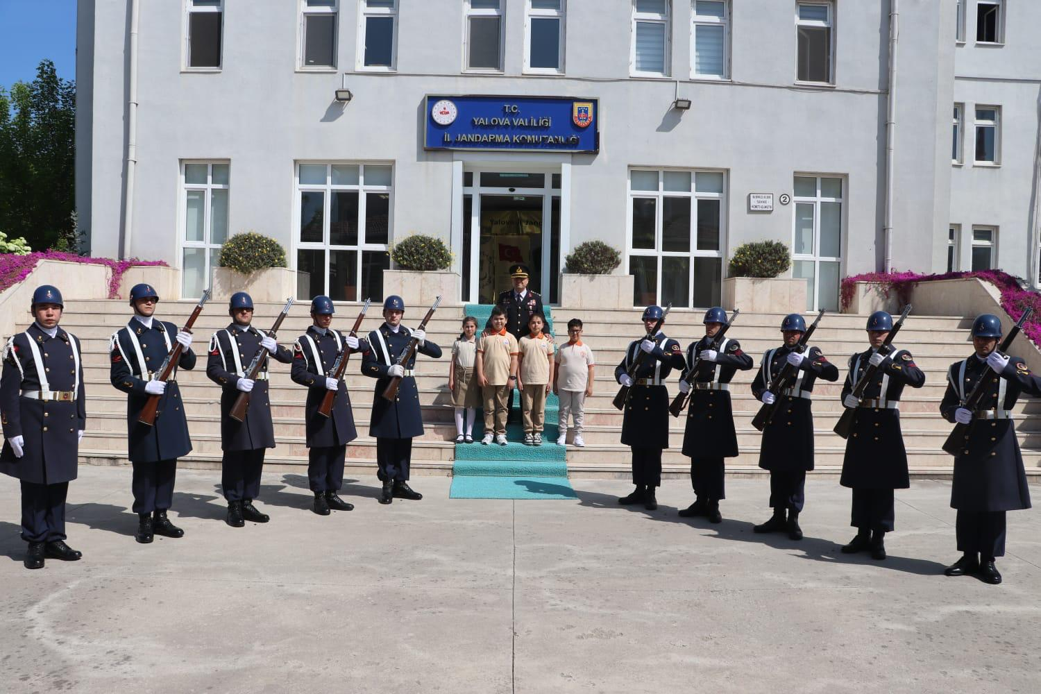 Yalova’da 23 Nisan Coşkusu: Minik Komutanlar İl Jandarma Komutanlığını Devraldı 4 Yalova’da 23 Nisan Coşkusu: Minik Komutanlar İl Jandarma Komutanlığını Devraldı
