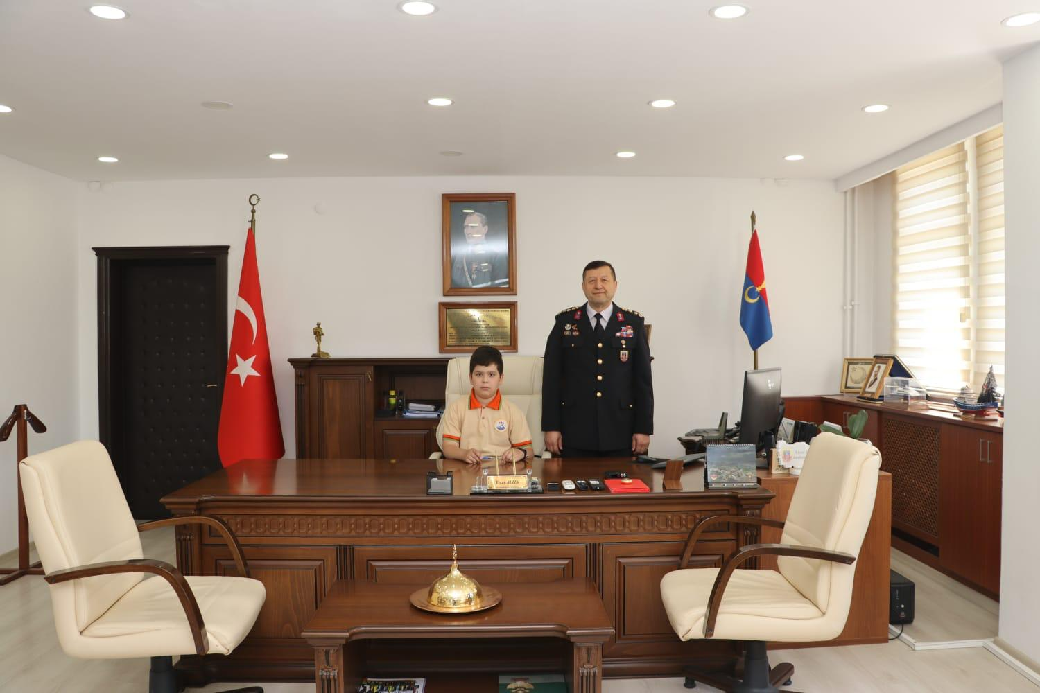 Yalova’da 23 Nisan Coşkusu: Minik Komutanlar İl Jandarma Komutanlığını Devraldı 7 Yalova’da 23 Nisan Coşkusu: Minik Komutanlar İl Jandarma Komutanlığını Devraldı