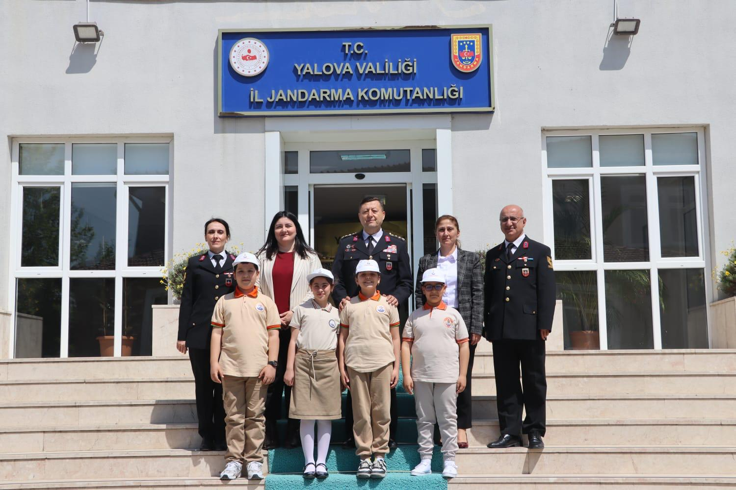 Yalova’da 23 Nisan Coşkusu: Minik Komutanlar İl Jandarma Komutanlığını Devraldı 8 Yalova’da 23 Nisan Coşkusu: Minik Komutanlar İl Jandarma Komutanlığını Devraldı