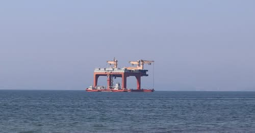 ÇİFTLİKKÖY SAHİLİNDEKİ YÜZEN AKTARMA TERMİNALİ MERAK UYANDIRDI