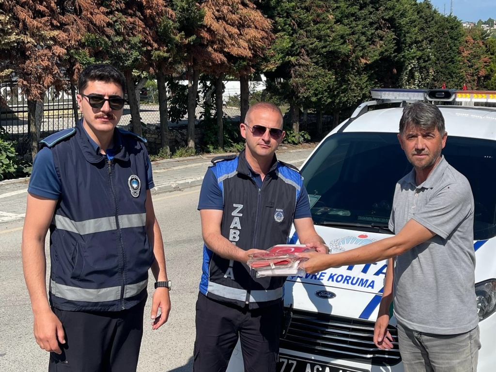 Yalova’da Metruk Bina Yıkımında Bayrak Hassasiyeti