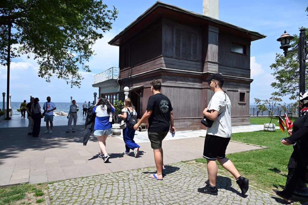 ALMAN ÖĞRENCİLER YALOVA'DA YÜRÜYEN KÖŞK’E HAYRAN KALDI