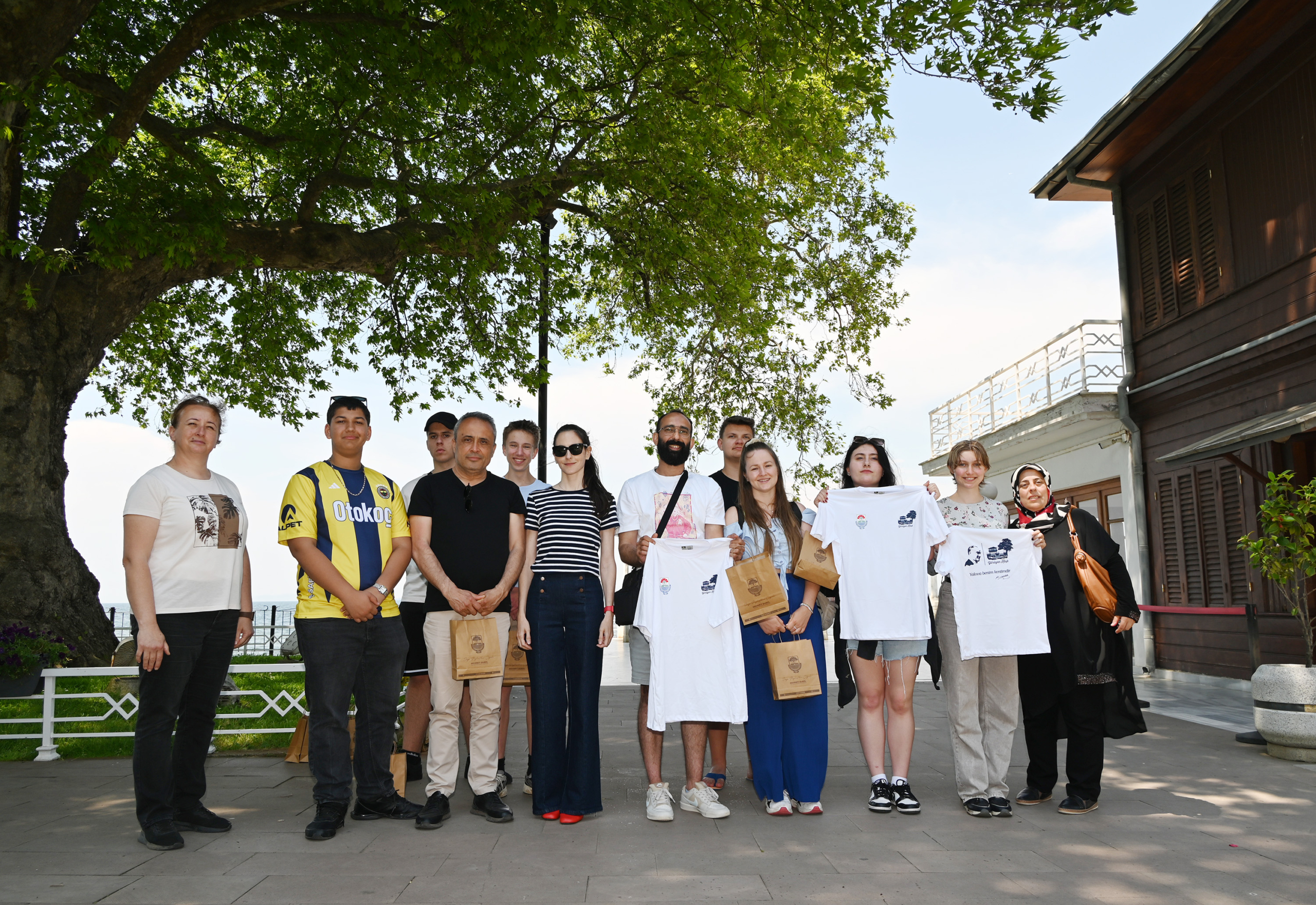 ALMAN ÖĞRENCİLER YALOVA'DA YÜRÜYEN KÖŞK’E HAYRAN KALDI 4 ALMAN ÖĞRENCİLER YALOVA'DA YÜRÜYEN KÖŞK’E HAYRAN KALDI