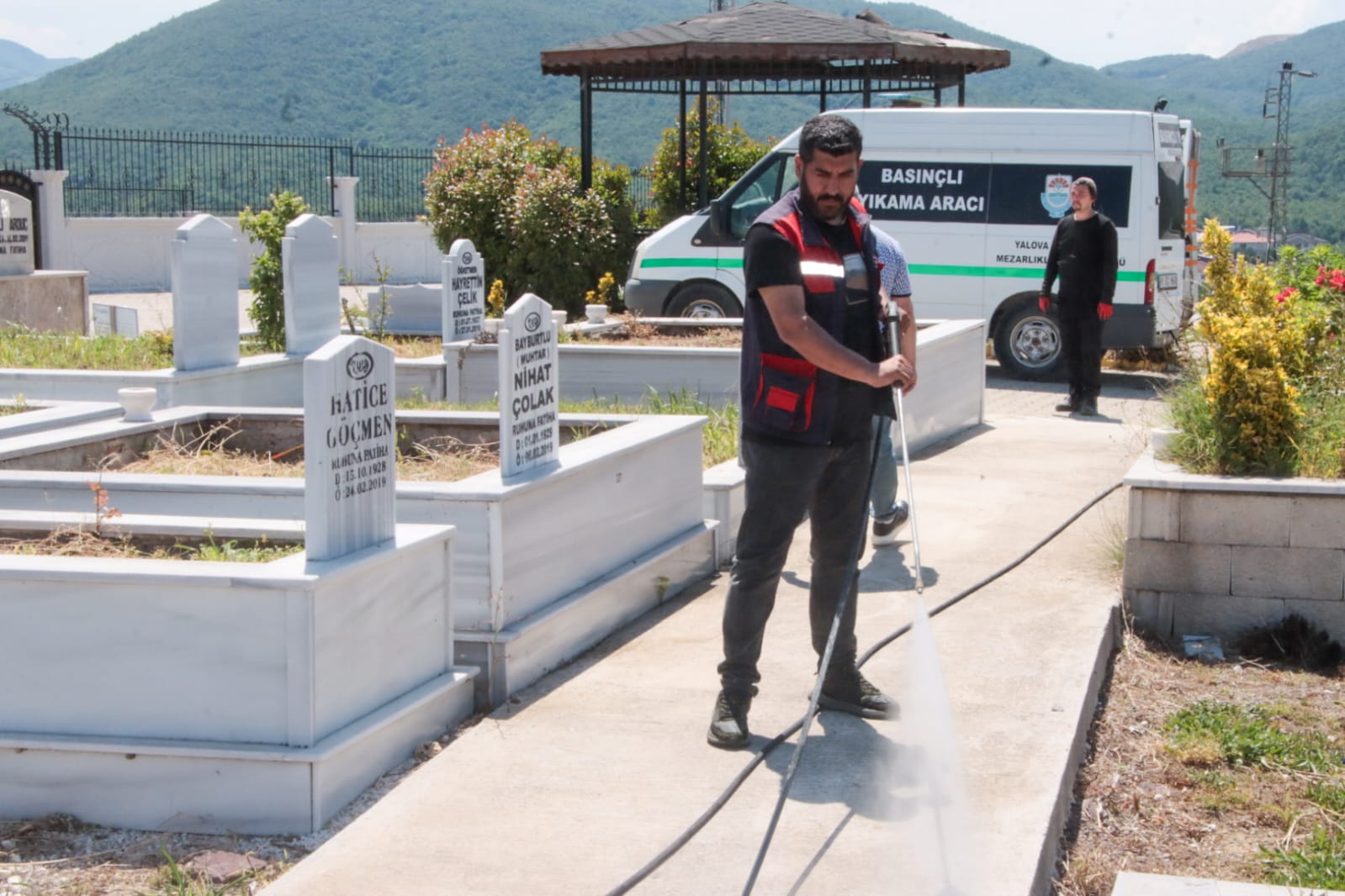 Yalova’da Kurban Bayramı Öncesi Mezarlıklarda Yoğun Hazırlık Mesaisi 5 Yalova’da Kurban Bayramı Öncesi Mezarlıklarda Yoğun Hazırlık Mesaisi