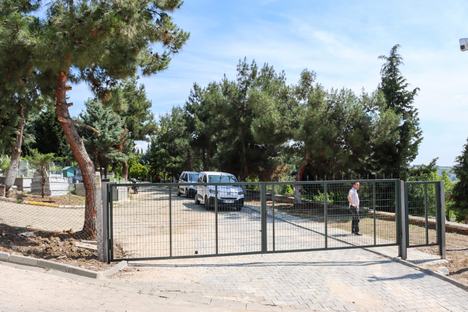 Yalova’da Kurban Bayramı Öncesi Mezarlıklarda Yoğun Hazırlık Mesaisi 6 Yalova’da Kurban Bayramı Öncesi Mezarlıklarda Yoğun Hazırlık Mesaisi