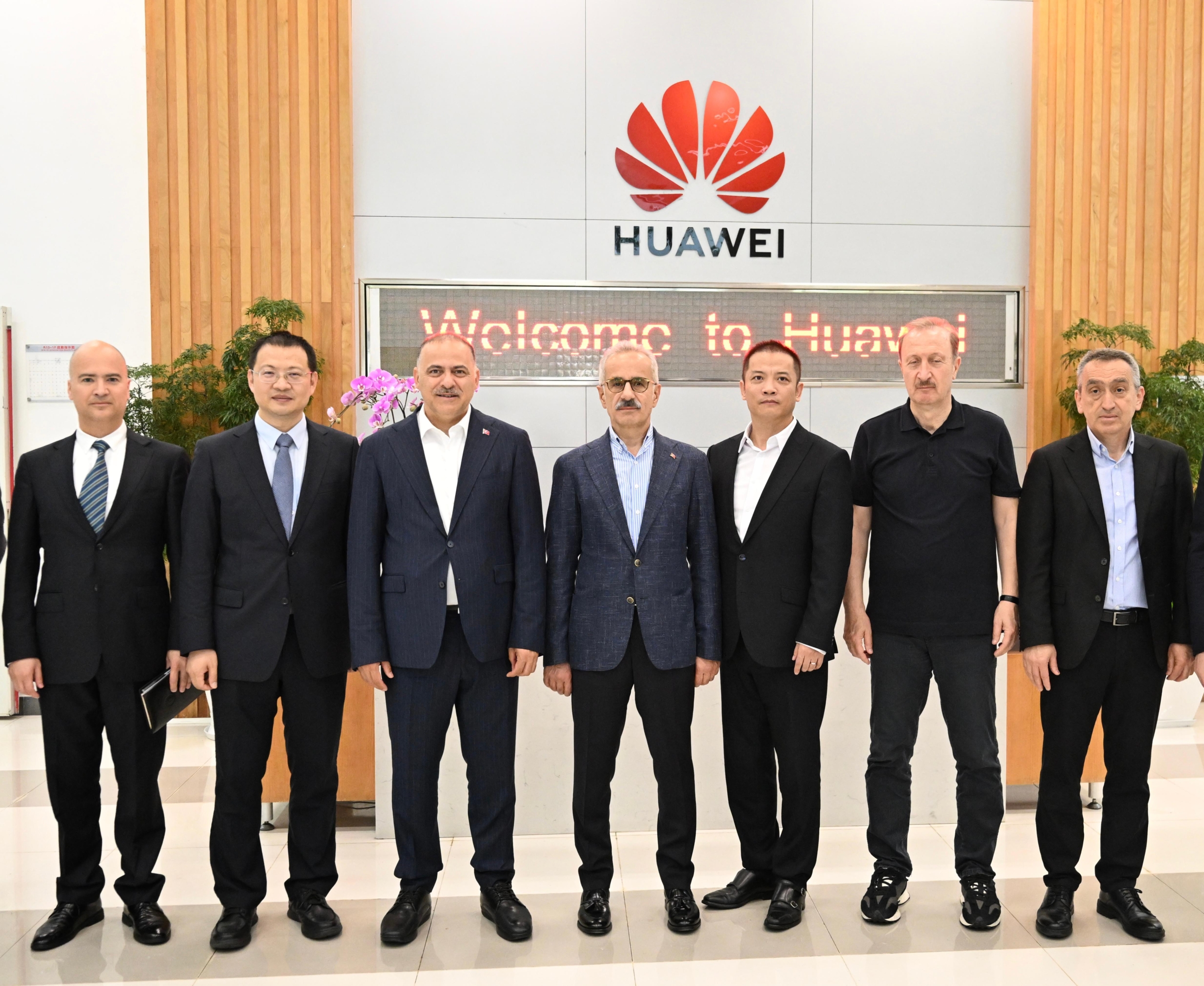 BAKAN URALOĞLU, ÇİN'DE TEKNOLOJİ DEVLERİYLE GÖRÜŞTÜ: 5G, YAPAY ZEKÂ VE YERLİ ÜRETİM GÜNDEMDE