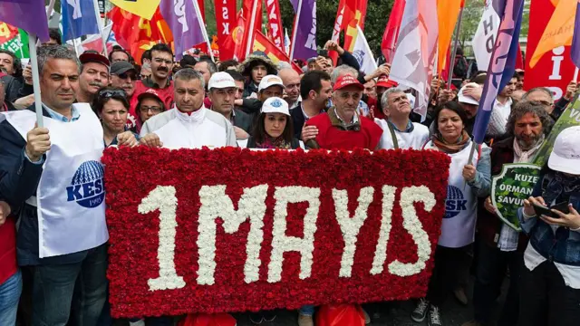 İstanbul’da 1 Mayıs Gerginliği: Taksim’e Çıkmak İsteyenlere Müdahale, 384 Gözaltı 49 İstanbul’da 1 Mayıs Gerginliği: Taksim’e Çıkmak İsteyenlere Müdahale, 384 Gözaltı