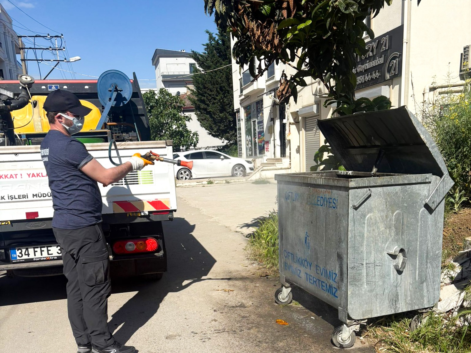 Çiftlikköy’de Sinekle Mücadele Tam Gaz Sürüyor 4 Çiftlikköy’de Sinekle Mücadele Tam Gaz Sürüyor