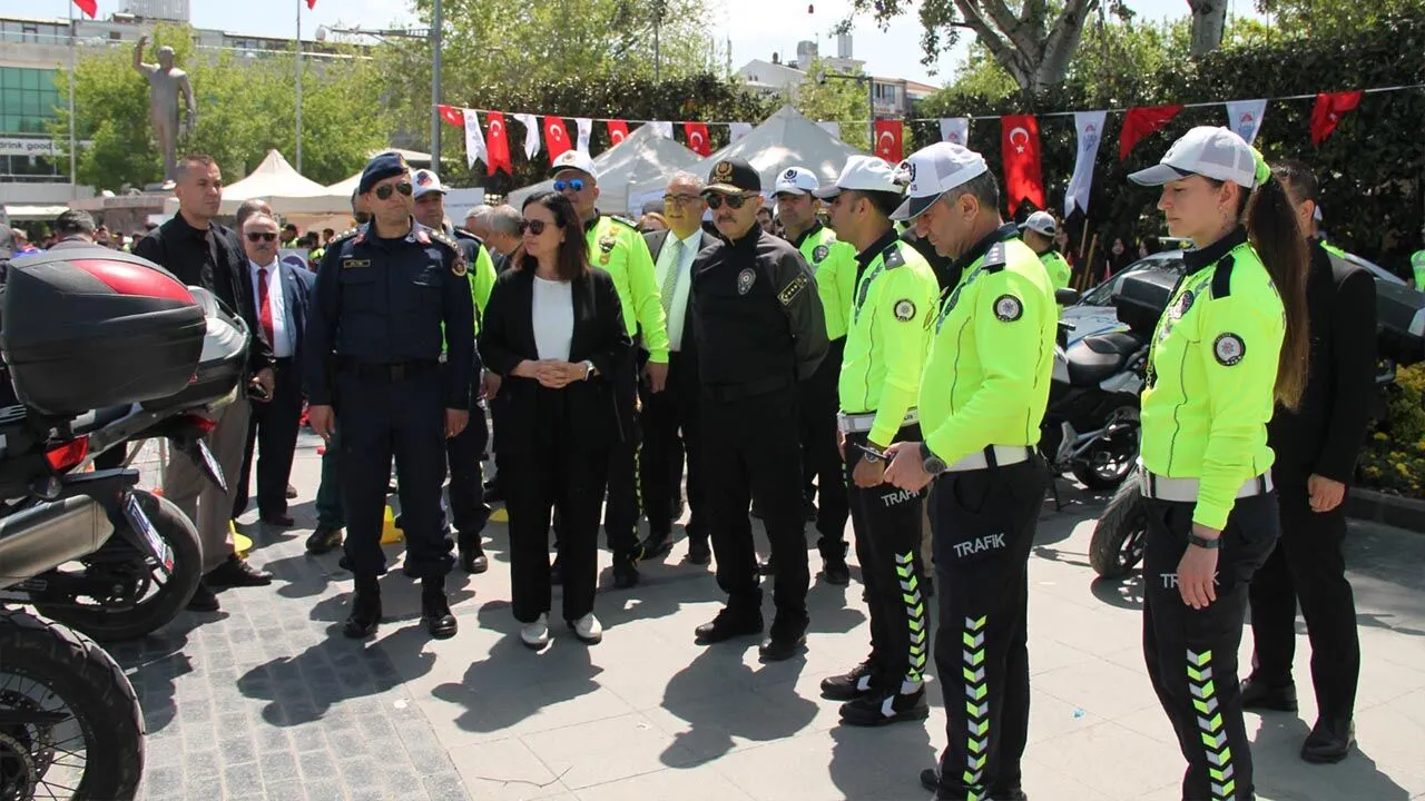 Yalova’da Trafik Haftası Etkinliği: “Bir Kural Varsa Herkes Uymalı” 6 Yalova’da Trafik Haftası Etkinliği: “Bir Kural Varsa Herkes Uymalı”