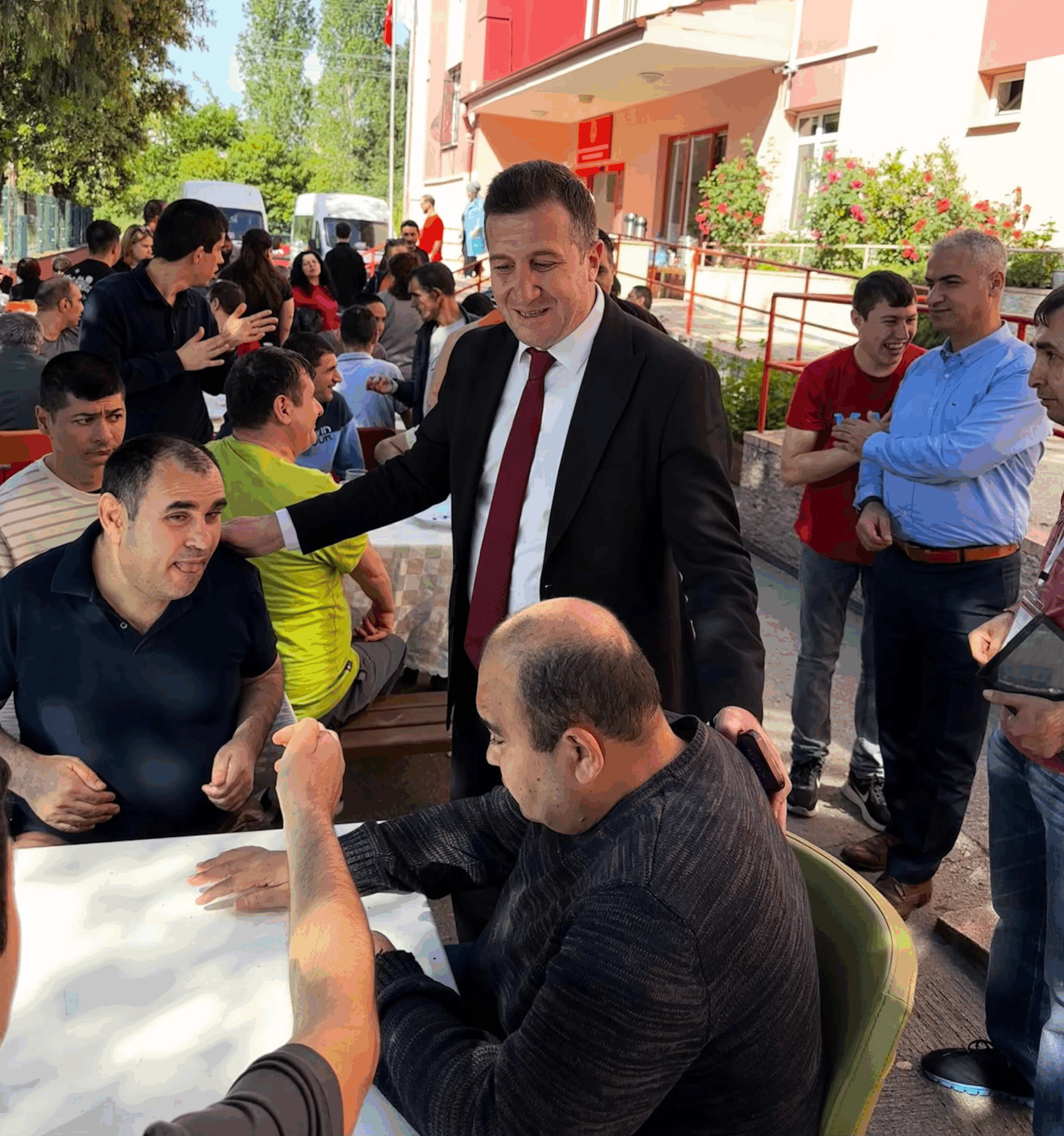 İl Müdürü Arif Laçin: "Hayatı Paylaşmak İçin Engel Yok, Biz Büyük Bir Aileyiz" 4 İl Müdürü Arif Laçin: "Hayatı Paylaşmak İçin Engel Yok, Biz Büyük Bir Aileyiz"