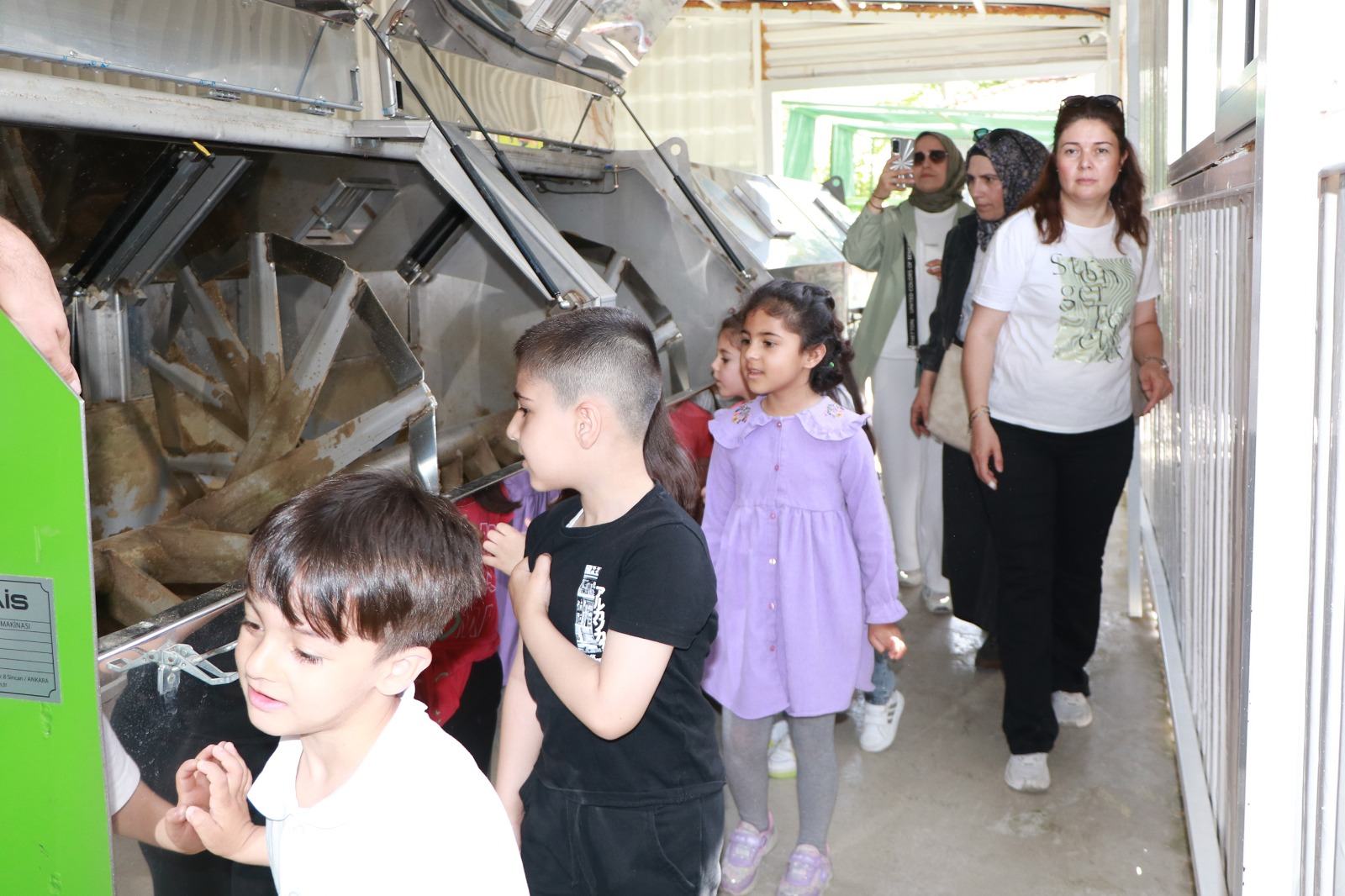 Çiftlikköylü Minikler, Sıfır Atık Merkezinde El Ele Renkli Bir Gün Geçirdi 7 Çiftlikköylü Minikler, Sıfır Atık Merkezinde El Ele Renkli Bir Gün Geçirdi