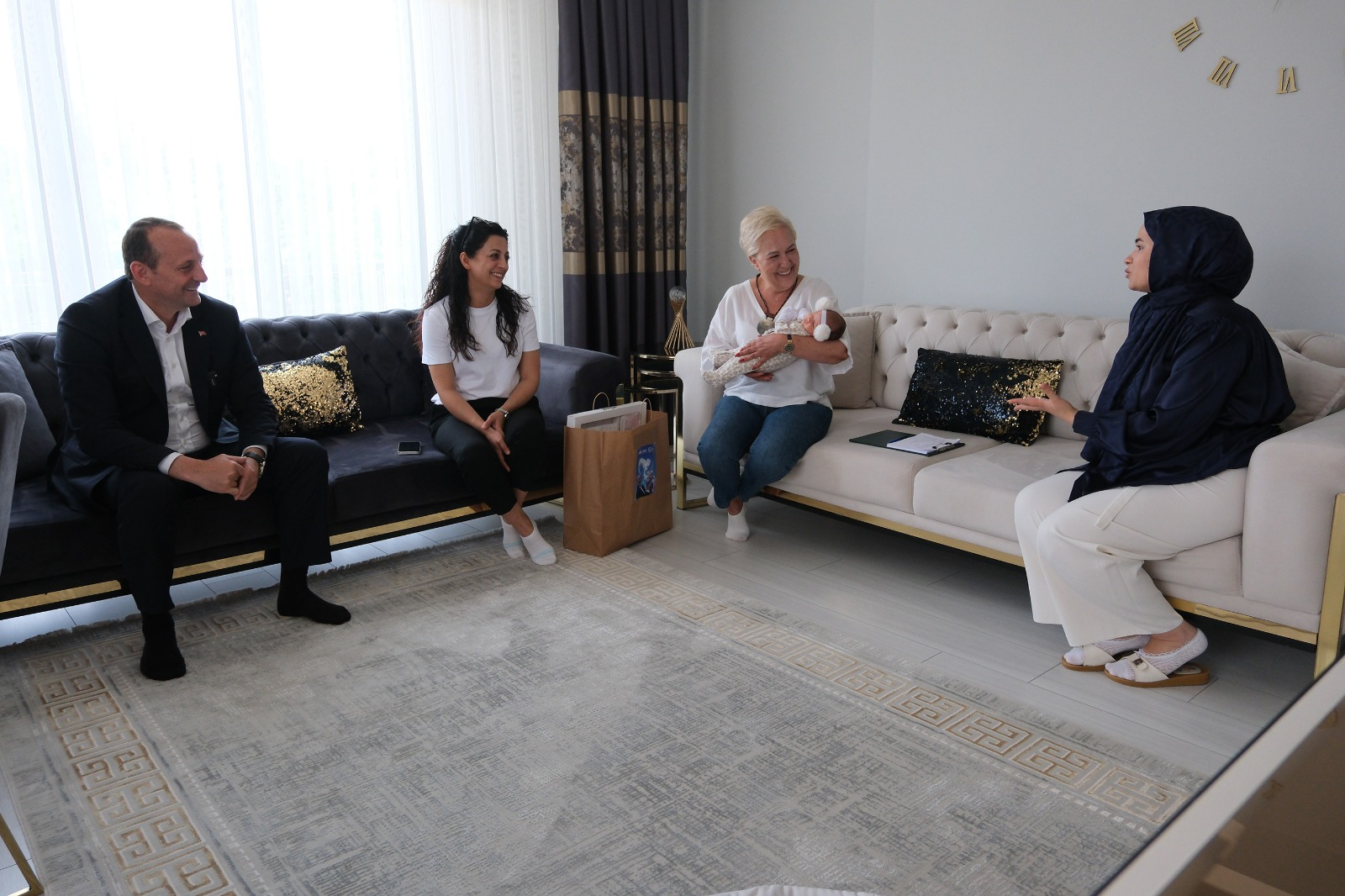Başkan Yele’den “Hoşgeldin Bebek” Ziyaretleri: 2025'te Hedef 300 Aileye Ulaşmak 4 Başkan Yele’den “Hoşgeldin Bebek” Ziyaretleri: 2025'te Hedef 300 Aileye Ulaşmak