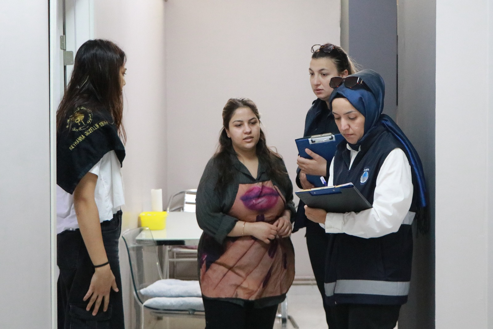 Çiftlikköy’de Berber ve Kuaförler Mercek Altında: 41 İşletme Denetlendi, 7’sine İdari İşlem Uygulandı 4 Çiftlikköy’de Berber ve Kuaförler Mercek Altında: 41 İşletme Denetlendi, 7’sine İdari İşlem Uygulandı