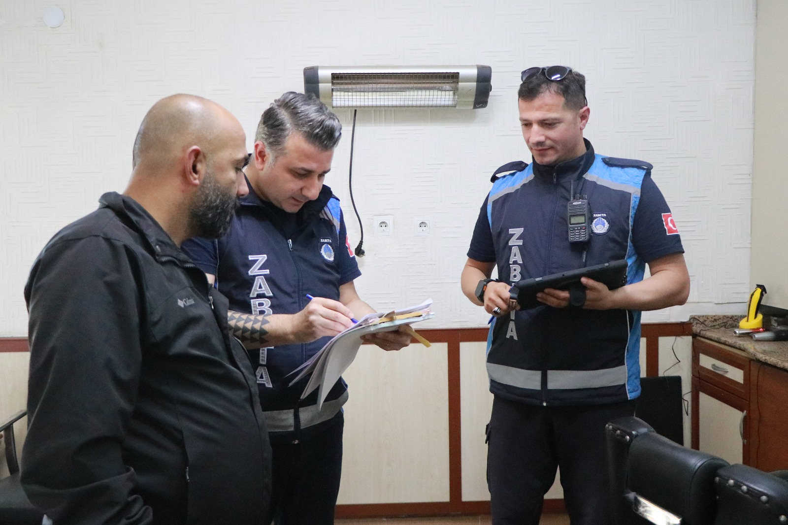 Çiftlikköy’de Berber ve Kuaförler Mercek Altında: 41 İşletme Denetlendi, 7’sine İdari İşlem Uygulandı 7 Çiftlikköy’de Berber ve Kuaförler Mercek Altında: 41 İşletme Denetlendi, 7’sine İdari İşlem Uygulandı