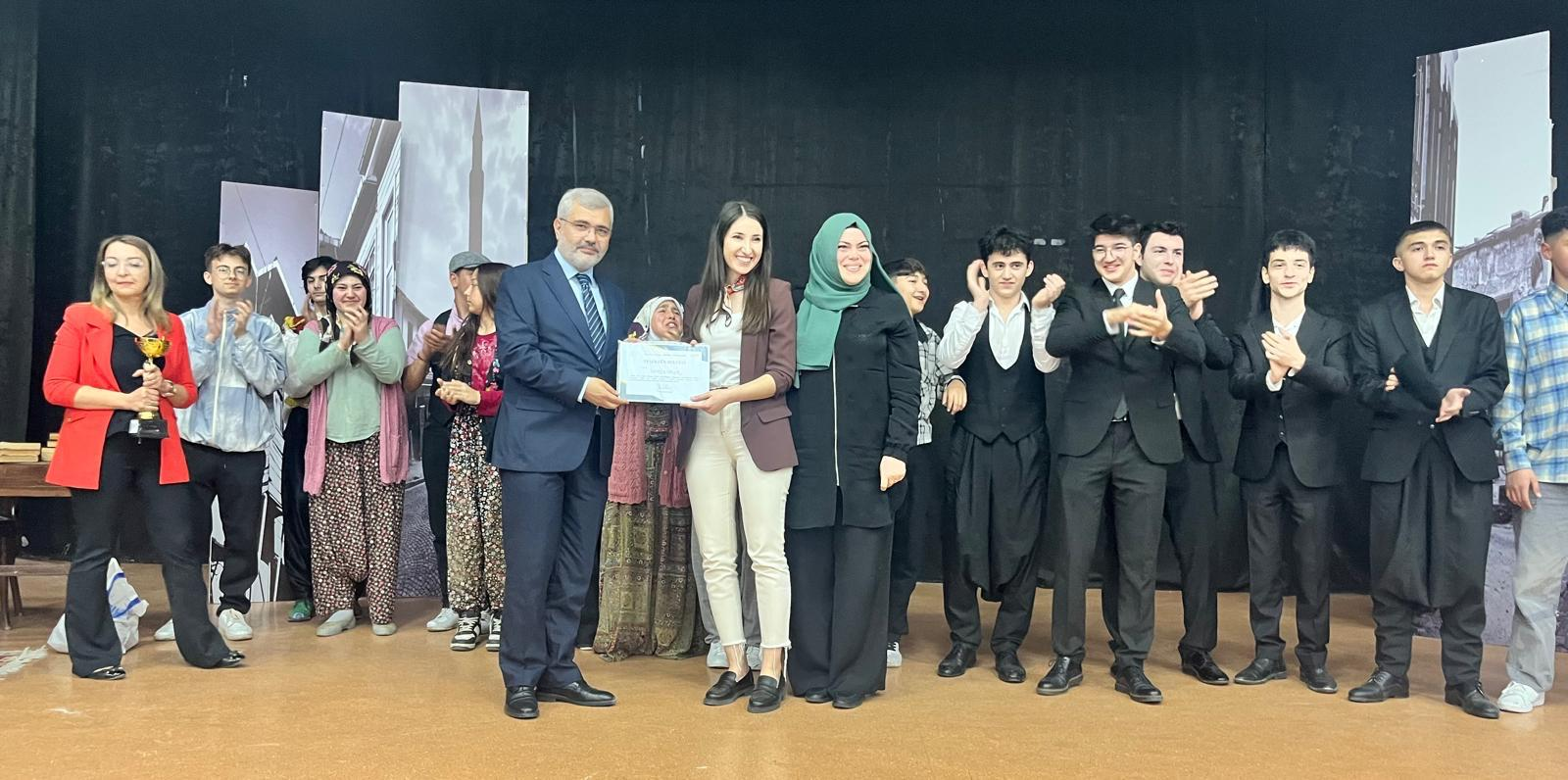 Yalova’da Genç Tiyatrocular Finalde Buluştu: Liseler Arası Tiyatro Yarışması İl Finali Renkli Görüntülere Sahne Oldu 4 Yalova’da Genç Tiyatrocular Finalde Buluştu: Liseler Arası Tiyatro Yarışması İl Finali Renkli Görüntülere Sahne Oldu