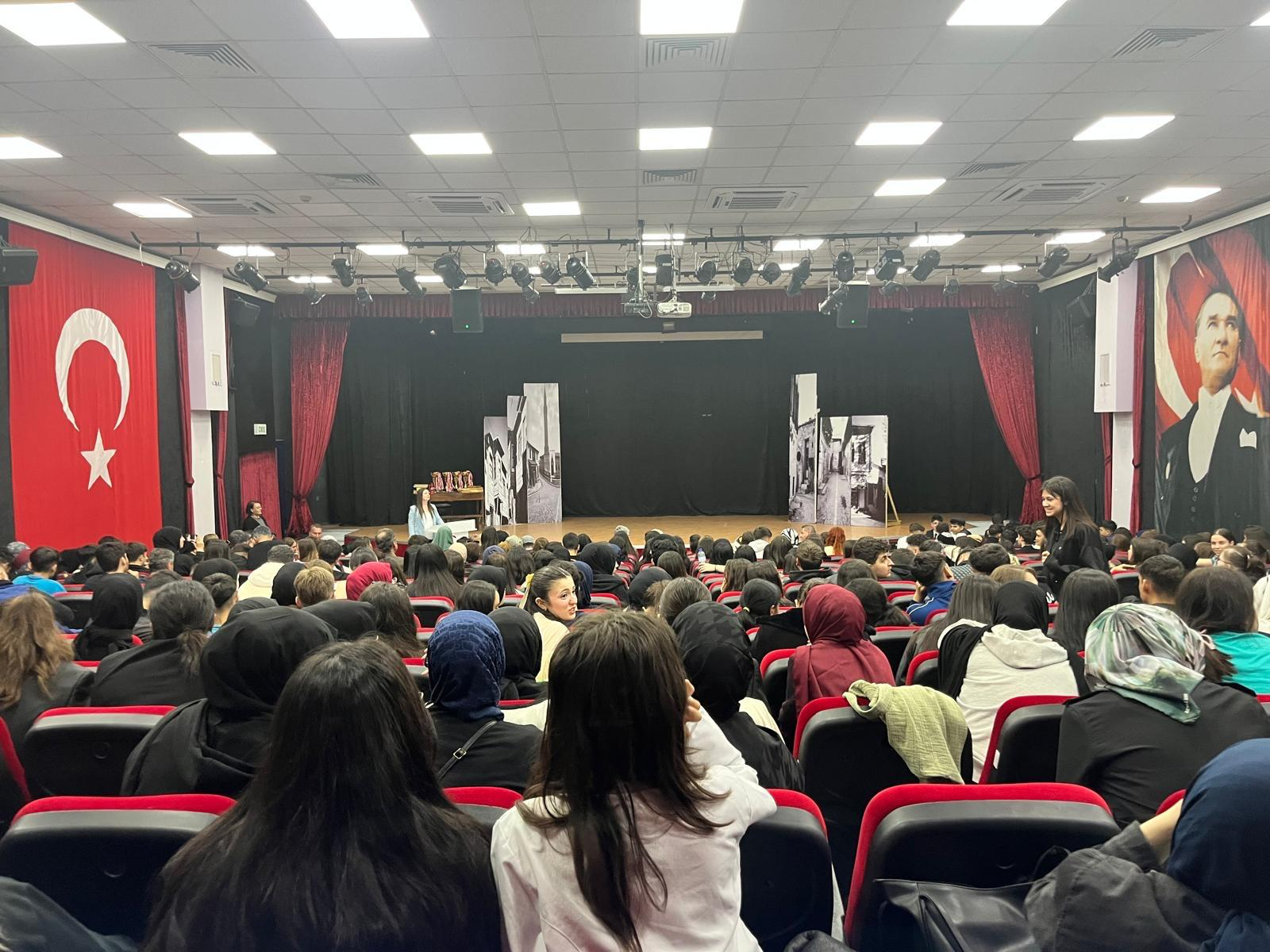 Yalova’da Genç Tiyatrocular Finalde Buluştu: Liseler Arası Tiyatro Yarışması İl Finali Renkli Görüntülere Sahne Oldu 8 Yalova’da Genç Tiyatrocular Finalde Buluştu: Liseler Arası Tiyatro Yarışması İl Finali Renkli Görüntülere Sahne Oldu