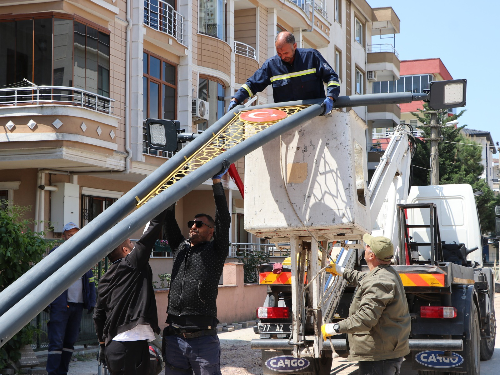 Çiftlikköy'de LED Aydınlatma Projesi Tamamlanıyor: Barbaros Bulvarı Işıl Işıl Olacak 4 Çiftlikköy'de LED Aydınlatma Projesi Tamamlanıyor: Barbaros Bulvarı Işıl Işıl Olacak