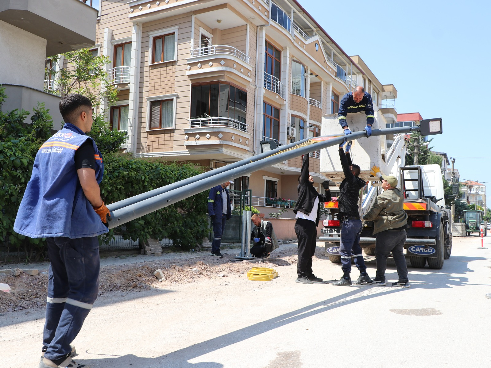 Çiftlikköy'de LED Aydınlatma Projesi Tamamlanıyor: Barbaros Bulvarı Işıl Işıl Olacak 7 Çiftlikköy'de LED Aydınlatma Projesi Tamamlanıyor: Barbaros Bulvarı Işıl Işıl Olacak
