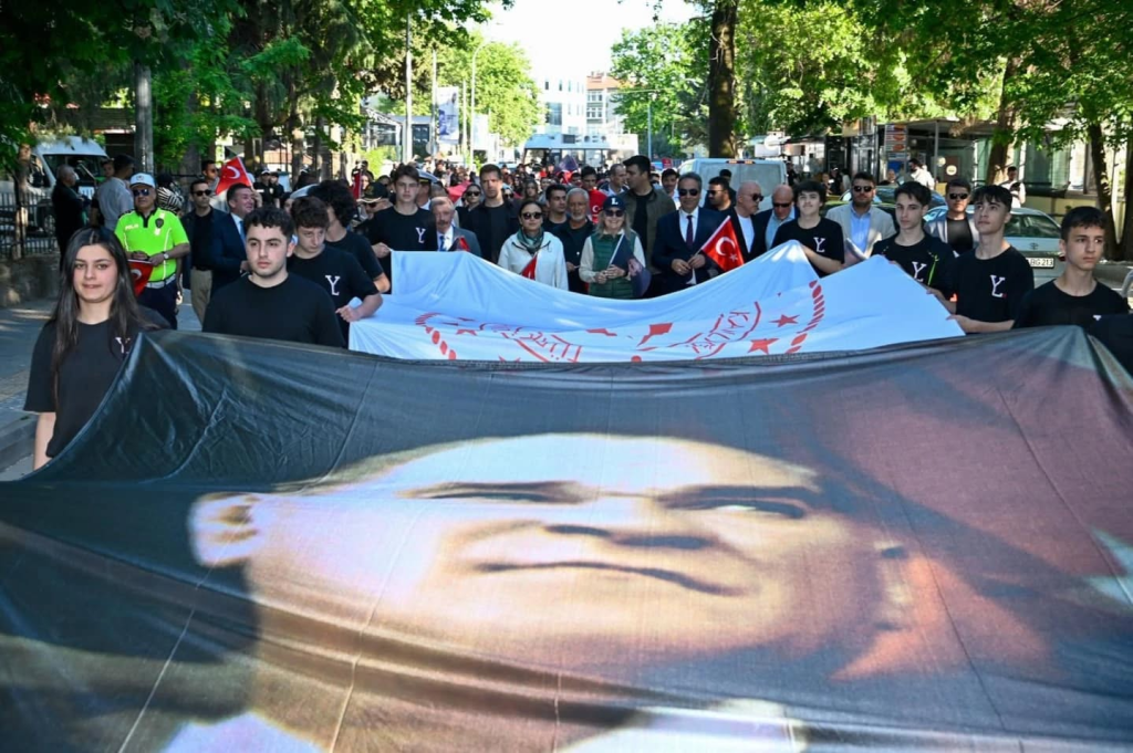 YALOVA’DA 19 MAYIS COŞKUSU GENÇLİK YÜRÜYÜŞÜYLE KUTLANDI