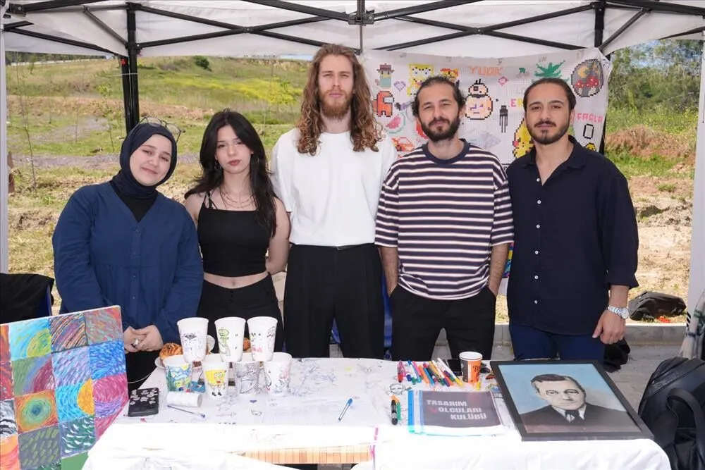 Yalova Üniversitesi’nde Kariyer Fuarı Coşkusu: 100’ün Üzerinde Firma, Gençlerle Buluştu 8 Yalova Üniversitesi’nde Kariyer Fuarı Coşkusu: 100’ün Üzerinde Firma, Gençlerle Buluştu