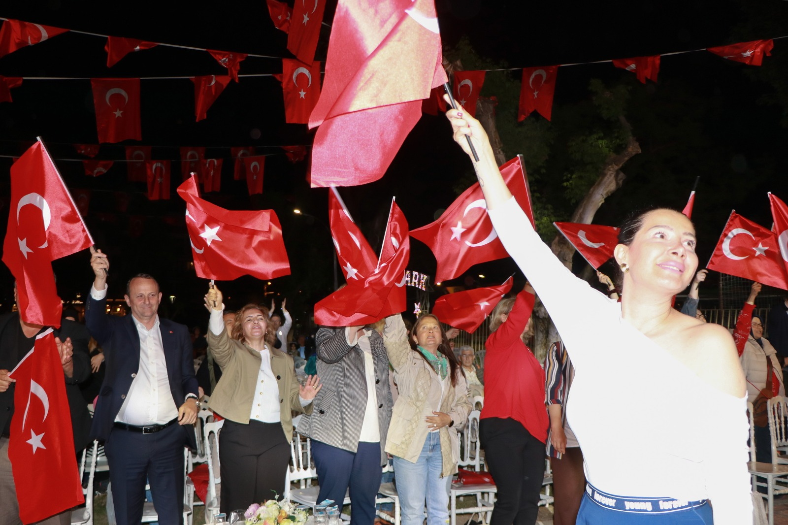 Çiftlikköy’de Gençlik Konserleri Coşkuyla Başladı 4 Çiftlikköy’de Gençlik Konserleri Coşkuyla Başladı
