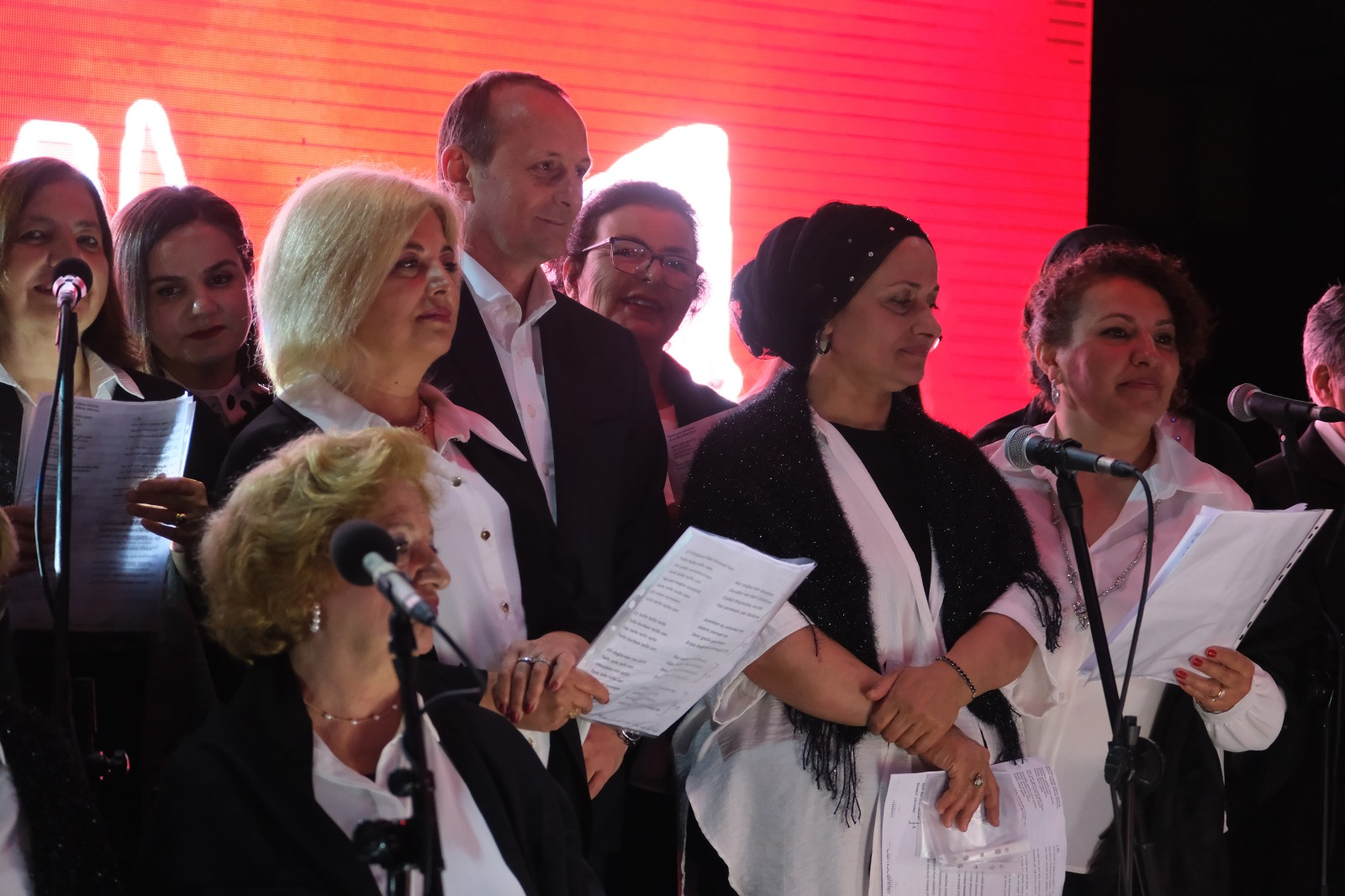 Çiftlikköy’de Türk Halk Müziği Rüzgârı: Belediye Korosu Gönülleri Fethetti 7 Çiftlikköy’de Türk Halk Müziği Rüzgârı: Belediye Korosu Gönülleri Fethetti