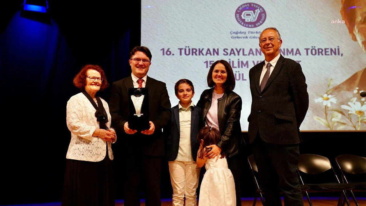 ÇYDD, Prof. Dr. Türkan Saylan’ı 16’ncı Ölüm Yıl Dönümünde Törenle Andı 4 ÇYDD, Prof. Dr. Türkan Saylan’ı 16’ncı Ölüm Yıl Dönümünde Törenle Andı
