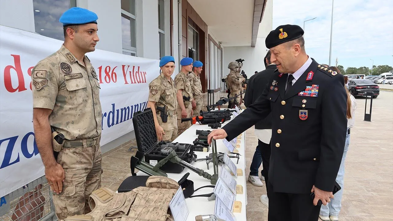 Yalova Üniversitesi’nde Tiyatro ve Savunma Sanayi Buluştu: Öğrencilere Hem Duygusal Hem Teknolojik Eğitim 6 Yalova Üniversitesi’nde Tiyatro ve Savunma Sanayi Buluştu: Öğrencilere Hem Duygusal Hem Teknolojik Eğitim