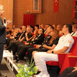 Yalova Üniversitesi’nde Tiyatro ve Savunma Sanayi Buluştu: Öğrencilere Hem Duygusal Hem Teknolojik Eğitim 11 Yalova Üniversitesi’nde Tiyatro ve Savunma Sanayi Buluştu: Öğrencilere Hem Duygusal Hem Teknolojik Eğitim