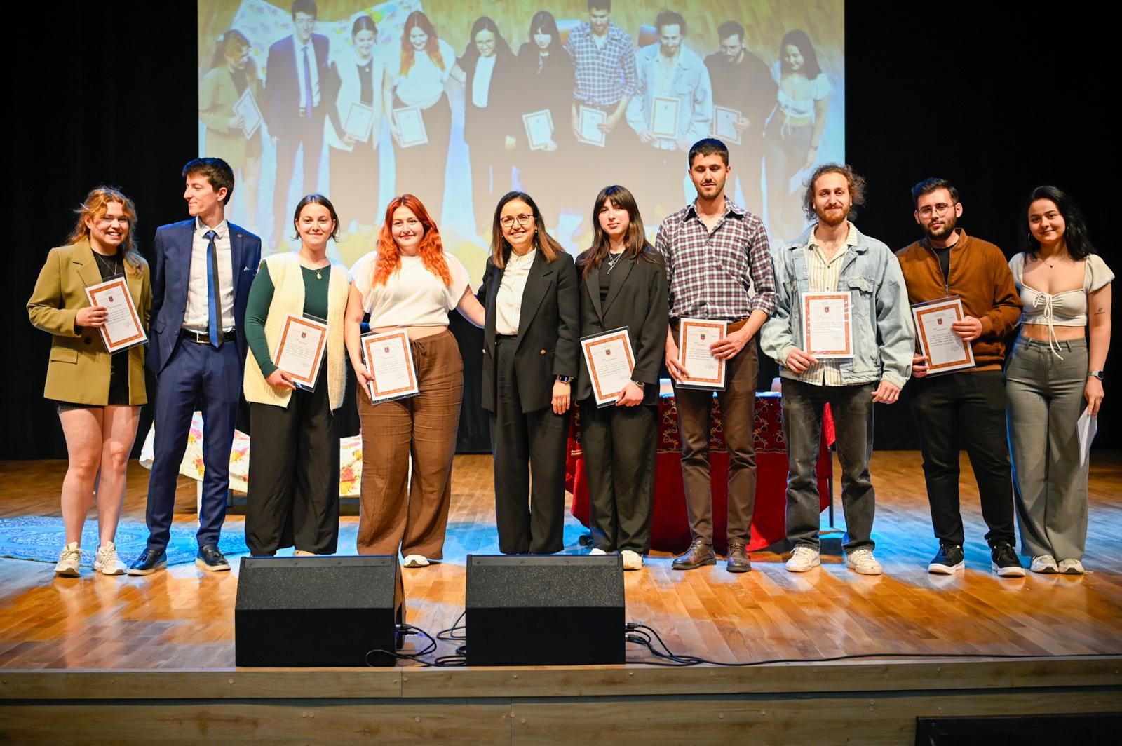 Yalova’da Aile İçi Şiddete Karşı Tiyatro Sahnesinde Farkındalık Mesajı 5 Yalova’da Aile İçi Şiddete Karşı Tiyatro Sahnesinde Farkındalık Mesajı