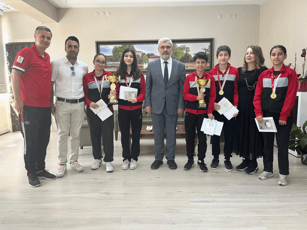 Çifte Şampiyon Sevim Göğez Ortaokulu’ndan İl Milli Eğitim Müdürüne Anlamlı Ziyaret