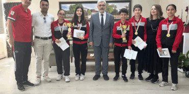 Çifte Şampiyon Sevim Göğez Ortaokulu’ndan İl Milli Eğitim Müdürüne Anlamlı Ziyaret 4 Çifte Şampiyon Sevim Göğez Ortaokulu’ndan İl Milli Eğitim Müdürüne Anlamlı Ziyaret