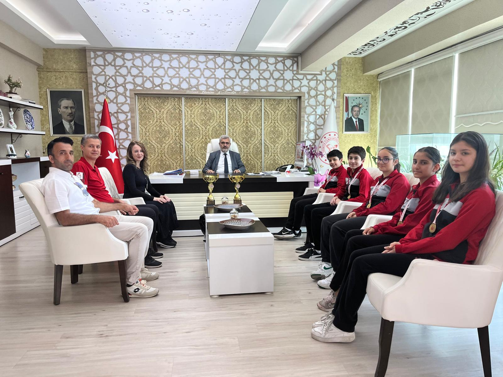 Çifte Şampiyon Sevim Göğez Ortaokulu’ndan İl Milli Eğitim Müdürüne Anlamlı Ziyaret 4 Çifte Şampiyon Sevim Göğez Ortaokulu’ndan İl Milli Eğitim Müdürüne Anlamlı Ziyaret
