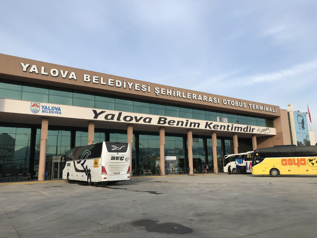 YALOVA ŞEHİRLERARASI TERMİNALİ’NDE UTANÇ VERİCİ DURUM: YILLARDIR ÇALIŞMAYAN ASANSÖR VE MERDİVENLER, VATANDAŞI MAĞDUR EDİYOR