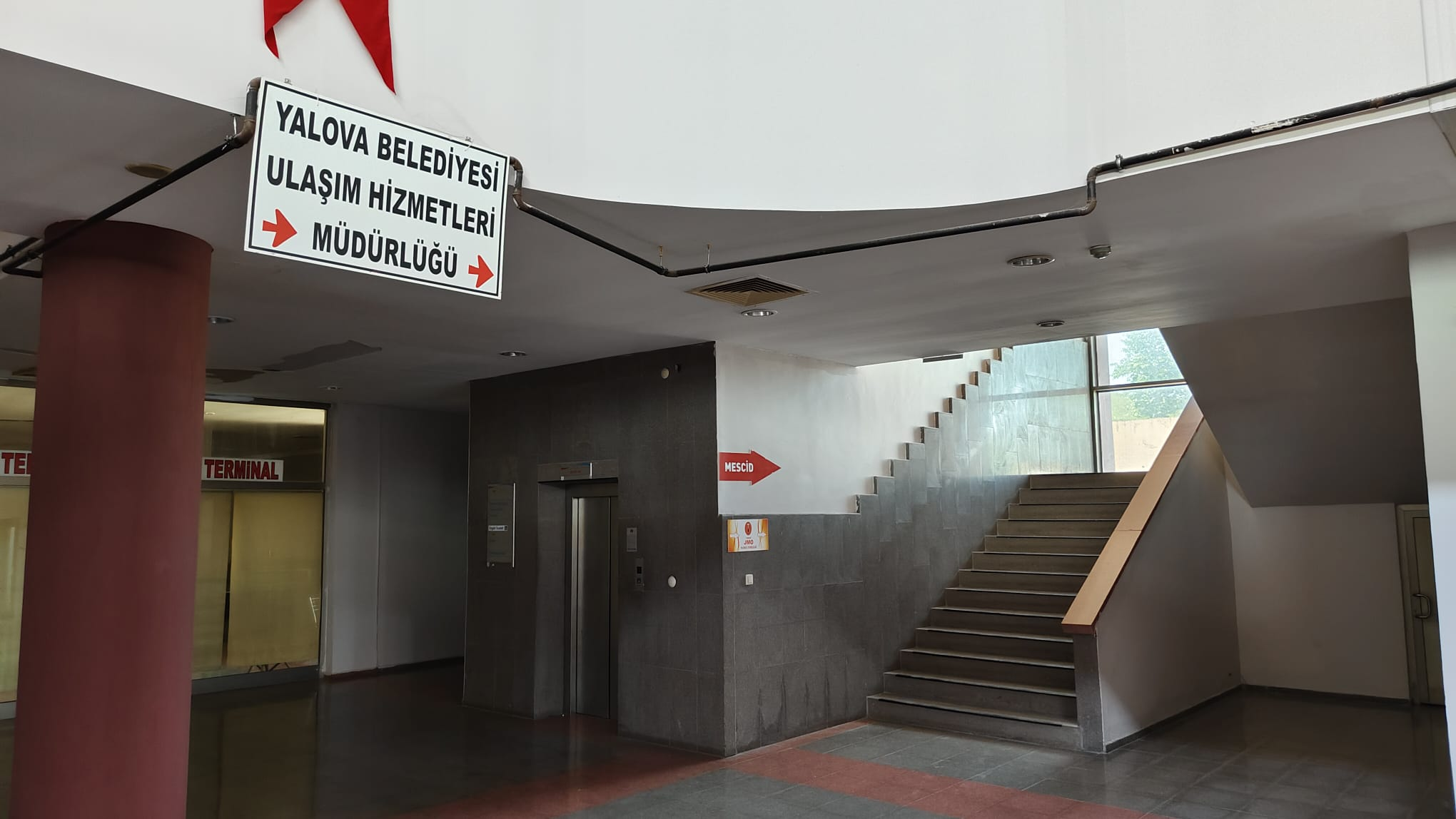 YALOVA ŞEHİRLERARASI TERMİNALİ’NDE UTANÇ VERİCİ DURUM: YILLARDIR ÇALIŞMAYAN ASANSÖR VE MERDİVENLER, VATANDAŞI MAĞDUR EDİYOR 5 YALOVA ŞEHİRLERARASI TERMİNALİ’NDE UTANÇ VERİCİ DURUM: YILLARDIR ÇALIŞMAYAN ASANSÖR VE MERDİVENLER, VATANDAŞI MAĞDUR EDİYOR