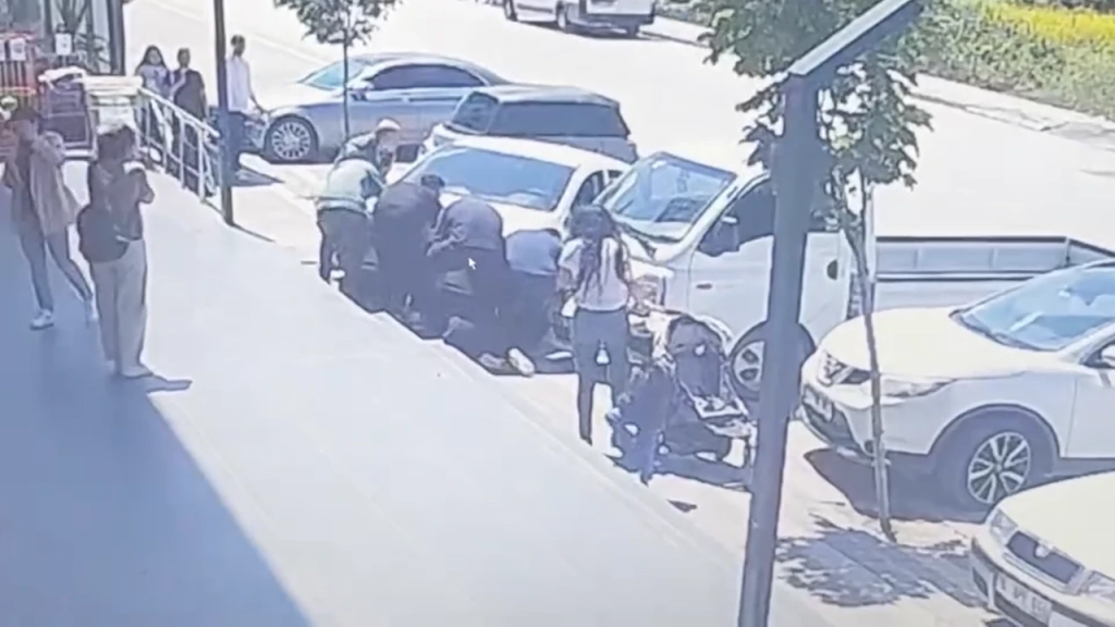 Kaldırımdaki Öğrenci Park Edilmek İstenen Otomobilin Altında Kaldı: 18 Yaşındaki Genç Kız Ağır Yaralandı