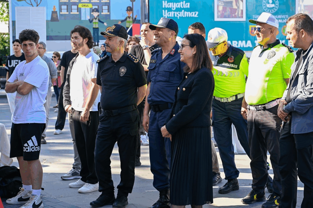 Vali Dr. Hülya Kaya, Jandarma Trafik Eğitim Tırı’nı Ziyaret Etti