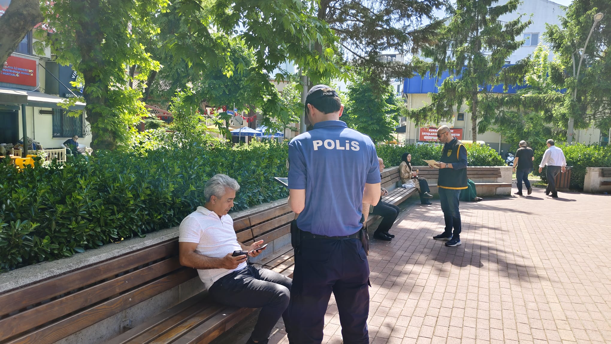 Yalova’da Kafeler Sokağı’nda Ortak Denetim: Kamu Düzeni İçin Sıkı Kontrol 4 Yalova’da Kafeler Sokağı’nda Ortak Denetim: Kamu Düzeni İçin Sıkı Kontrol
