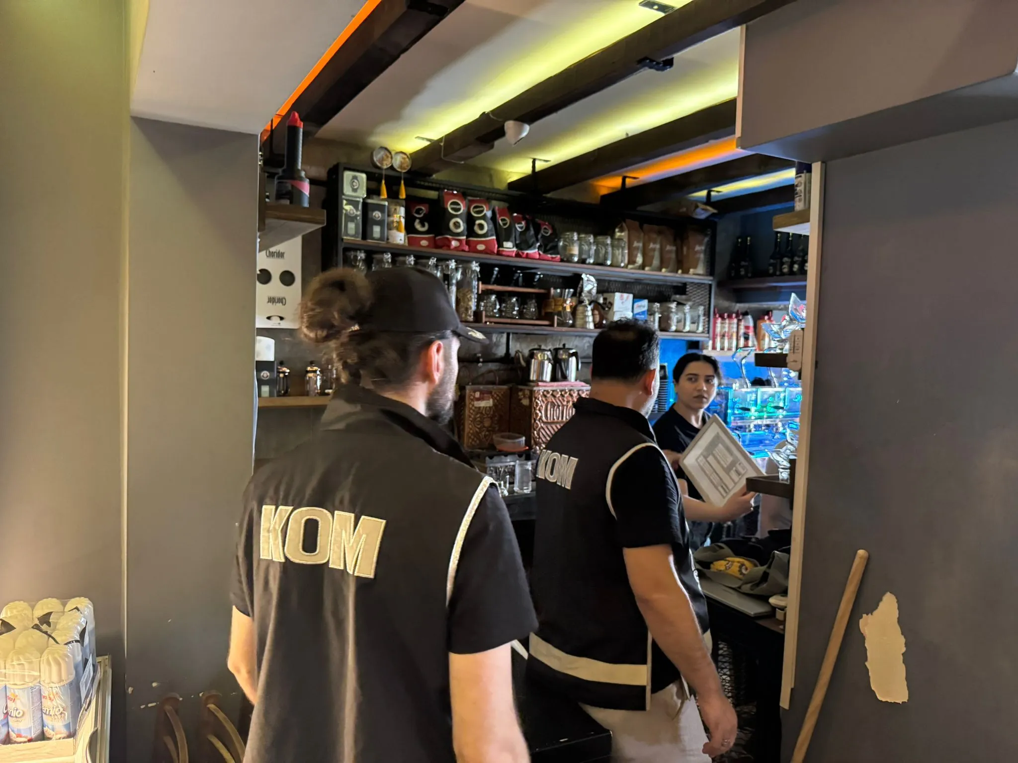 Yalova’da Kafeler Sokağı’nda Ortak Denetim: Kamu Düzeni İçin Sıkı Kontrol 5 Yalova’da Kafeler Sokağı’nda Ortak Denetim: Kamu Düzeni İçin Sıkı Kontrol