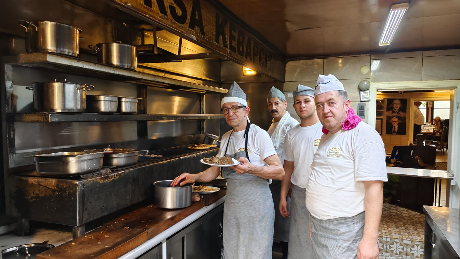 BURSA’NIN ASIRLIK LEZZETİ: 1956'DAN GÜNÜMÜZE UZANAN BİR KEBAP HİKAYESİ 5 BURSA’NIN ASIRLIK LEZZETİ: 1956'DAN GÜNÜMÜZE UZANAN BİR KEBAP HİKAYESİ