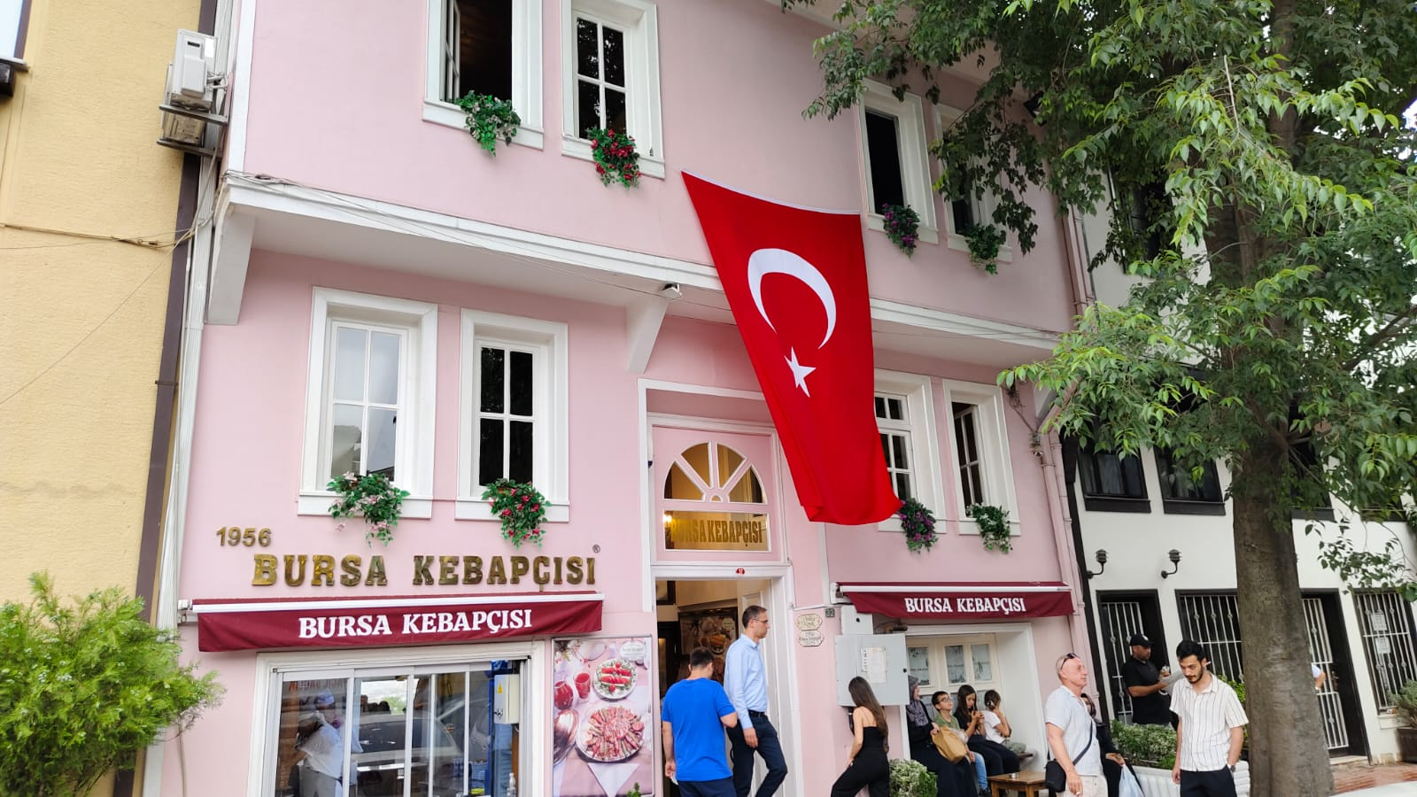 BURSA’NIN ASIRLIK LEZZETİ: 1956'DAN GÜNÜMÜZE UZANAN BİR KEBAP HİKAYESİ 7 BURSA’NIN ASIRLIK LEZZETİ: 1956'DAN GÜNÜMÜZE UZANAN BİR KEBAP HİKAYESİ