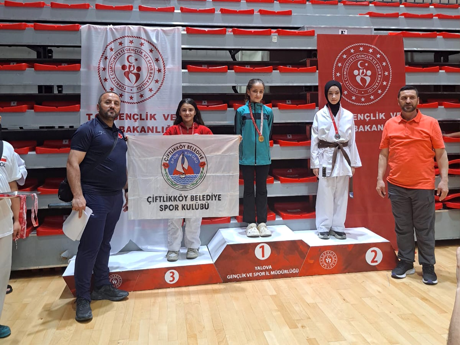 Çiftlikköy Karatecileri Madalyaya Doymadı: 28 Madalya ile Şampiyonaya Damga Vurdular