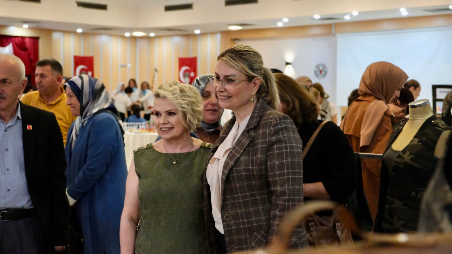 Altınova Belediyesi El Sanatları Kursiyerlerinden Yıl Sonu Sergisi 4 Altınova Belediyesi El Sanatları Kursiyerlerinden Yıl Sonu Sergisi